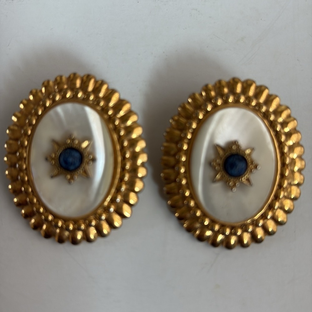 Vintage style gold tone mother of pearl like center w blue stone clip on earring - Picture 8 of 12